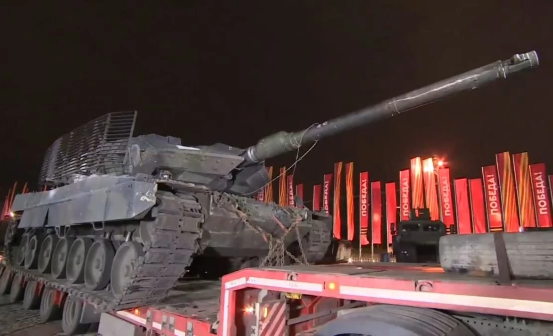 "รัสเซีย" จัดแสดงรถถังตะวันตกที่ยึดจาก "ยูเครน"