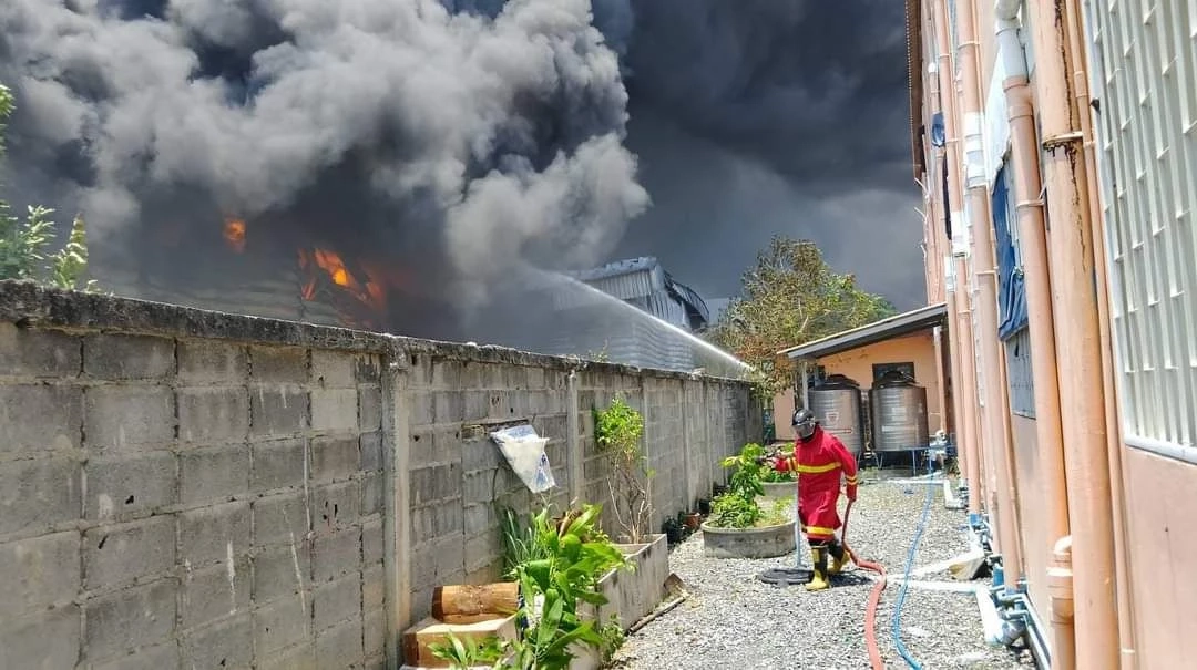 ไฟไหม้โรงงานเฟอร์นิเจอร์ พื้นที่ อ.บางไทร อยุธยา ควันดำลอยเต็มท้องฟ้า