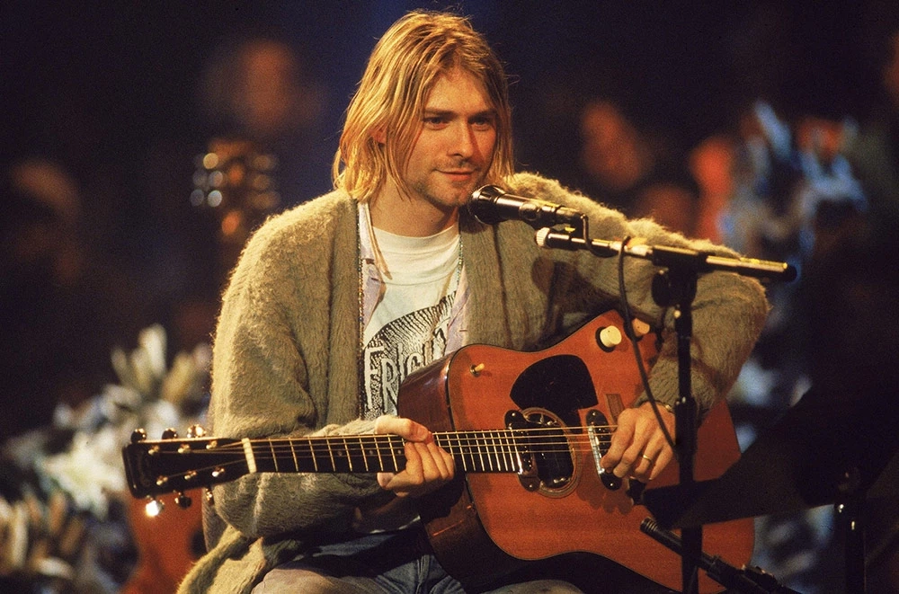 &quot;กีตาร์โปร่ง&quot; ที่ “เคิร์ท โคเบน” ใช้เล่นงาน MTV Unplugged In New York เมื่อค.ศ. 1993 ทำสถิติกีตาร์แพงที่สุดในโลก ถูกประมูลเมื่อปีค.ศ.2020 (2563) ถึง 6 ล้านดอลลาร์ หรือประมาณ 185 ล้านบาท