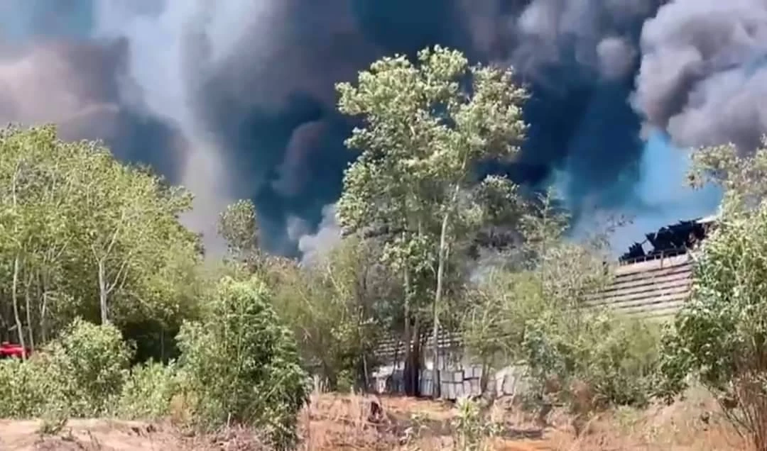 ไฟไหม้มาราธอน 6 ชั่วโมง โกดังจัดเก็บกากสารเคมี จ.ระยอง เร่งอพยพชาวบ้านออกจากพื้นที่