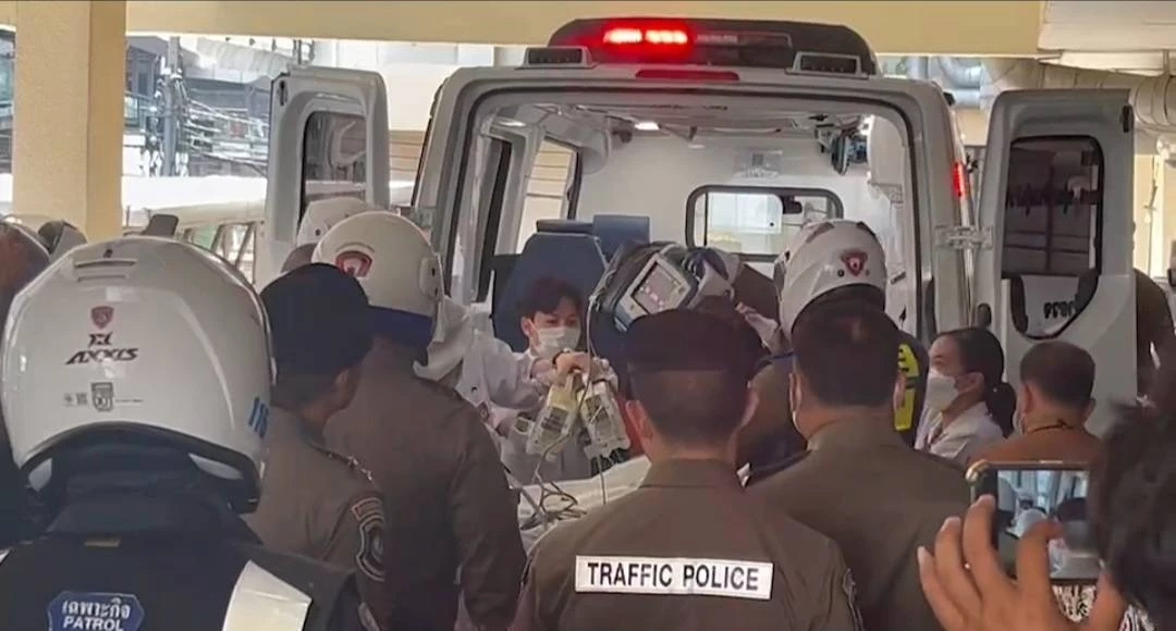 ขบวน "ด.ต.ปิยนันท์" ถึง รพ.ตำรวจ ซีทีสแกนเจอเลือดคั่งในสมอง เตรียมผ่าตัดรอบสอง