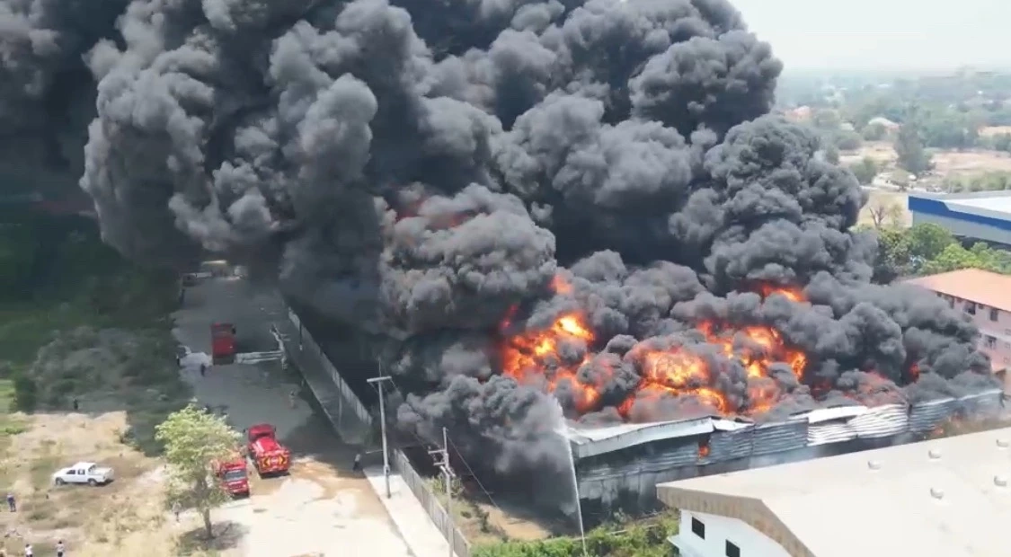 ไฟไหม้โรงงานเฟอร์นิเจอร์ พื้นที่ อ.บางไทร อยุธยา ควันดำลอยเต็มท้องฟ้า