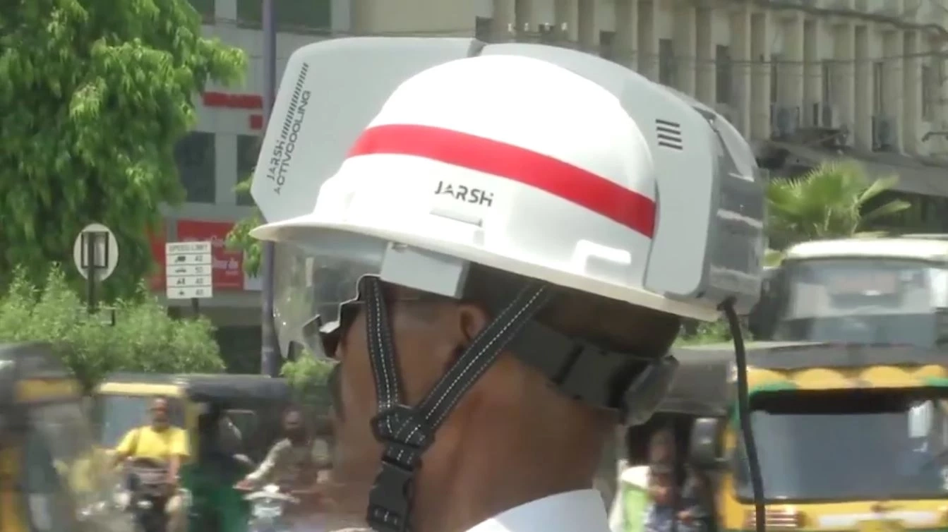 ตำรวจจราจรอินเดียสวม "หมวกกันน็อคติดแอร์"