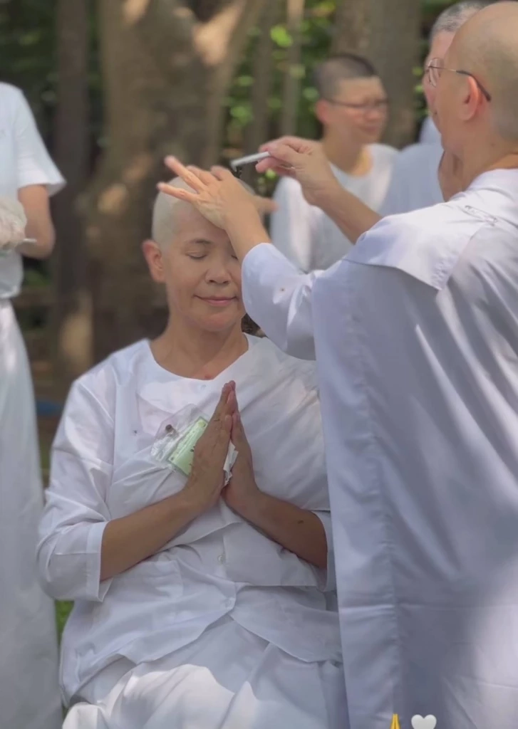 ร่วมอนุโมทนาบุญ ผู้จัดละคร นก จริยา ปลงผมบวชชี