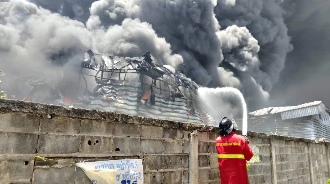 ไฟไหม้โรงงานเฟอร์นิเจอร์ พื้นที่ อ.บางไทร อยุธยา ควันดำลอยเต็มท้องฟ้า