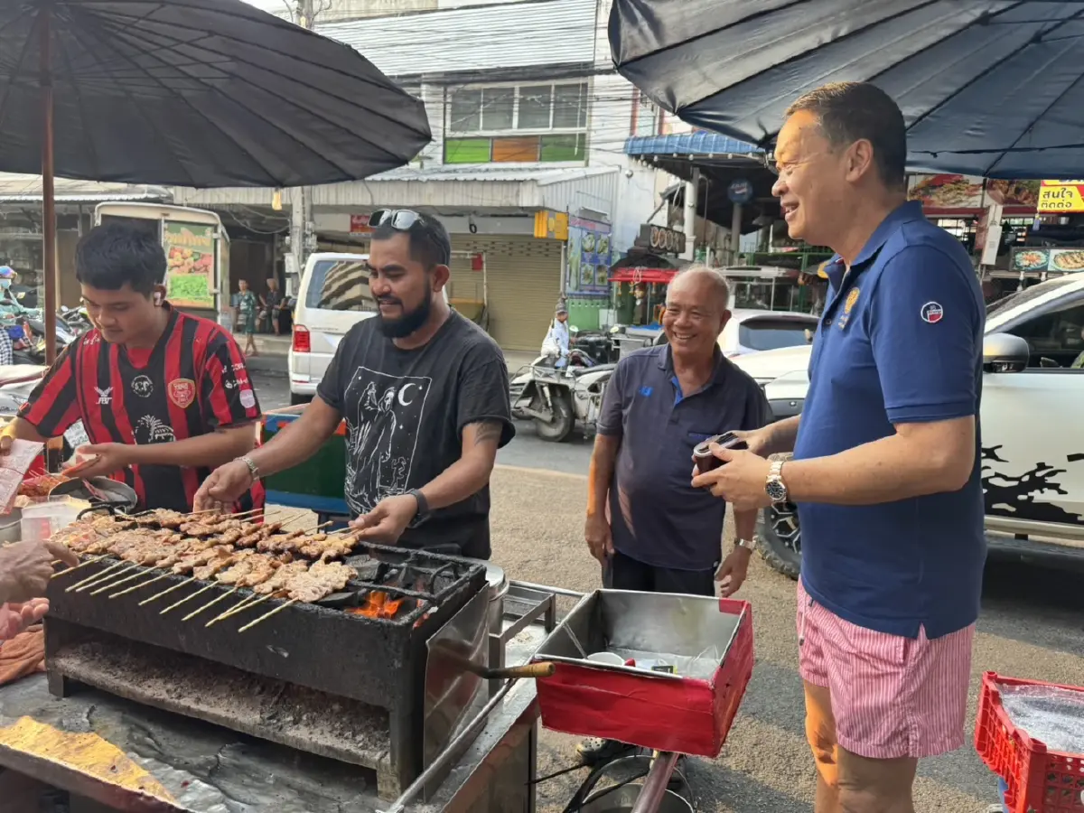 วันหยุดสงกรานต์ นายกฯ อยู่หัวหิน เดินตลาดเช้าซื้อของกินร้านประจำ