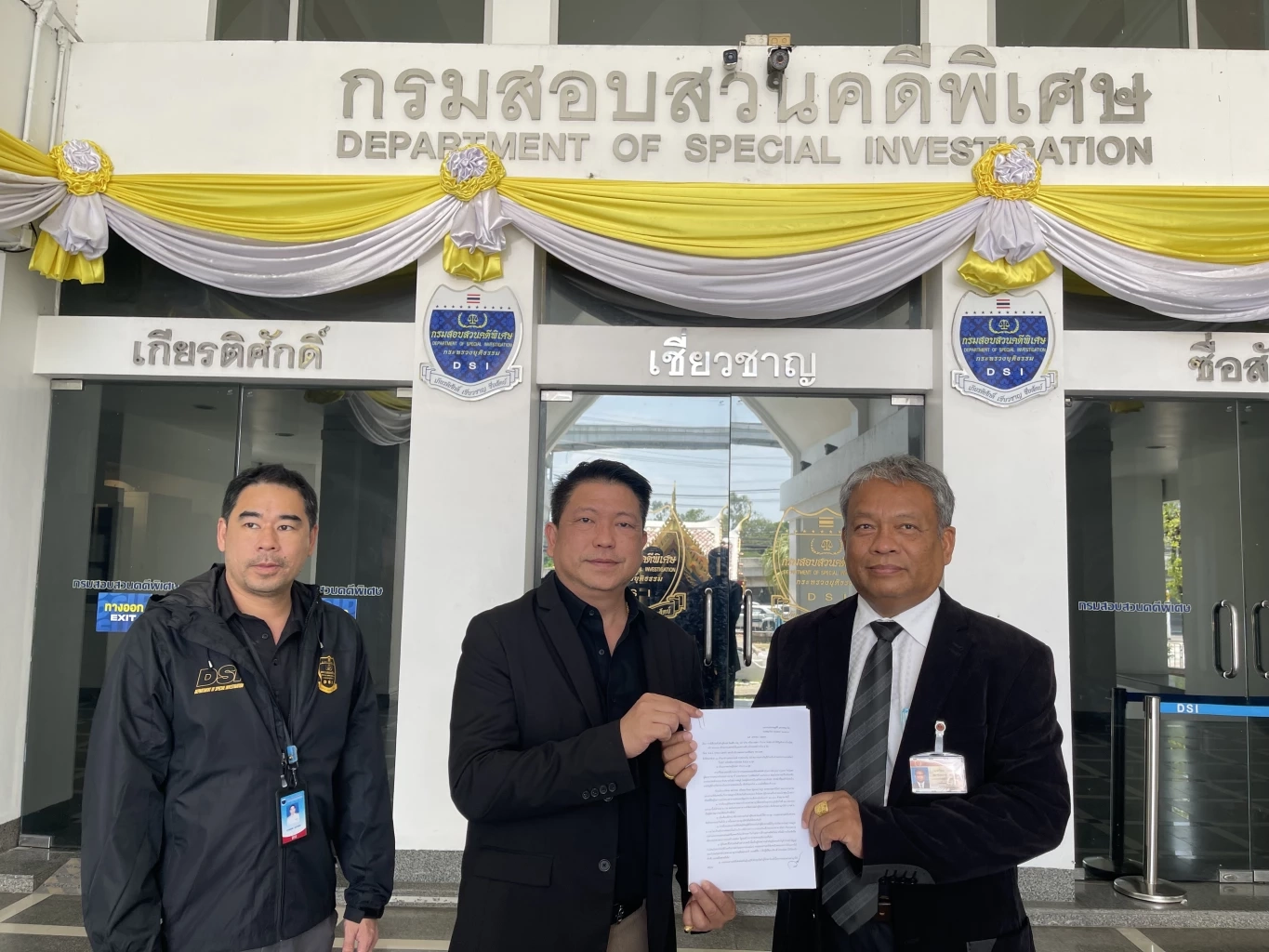 นายวัชระ เพชรทอง ยื่นหนังสือถึงดีเอสไอ เพื่อสอบถามคดีโกฟุก