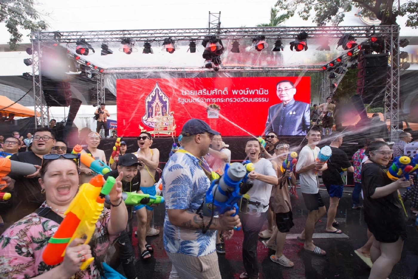 ก.วัฒนธรรม ปลื้มจัดสงกรานต์ “สีลม -สยามแควร์-สวนสยาม” คนแห่ร่วมทะลุล้าน