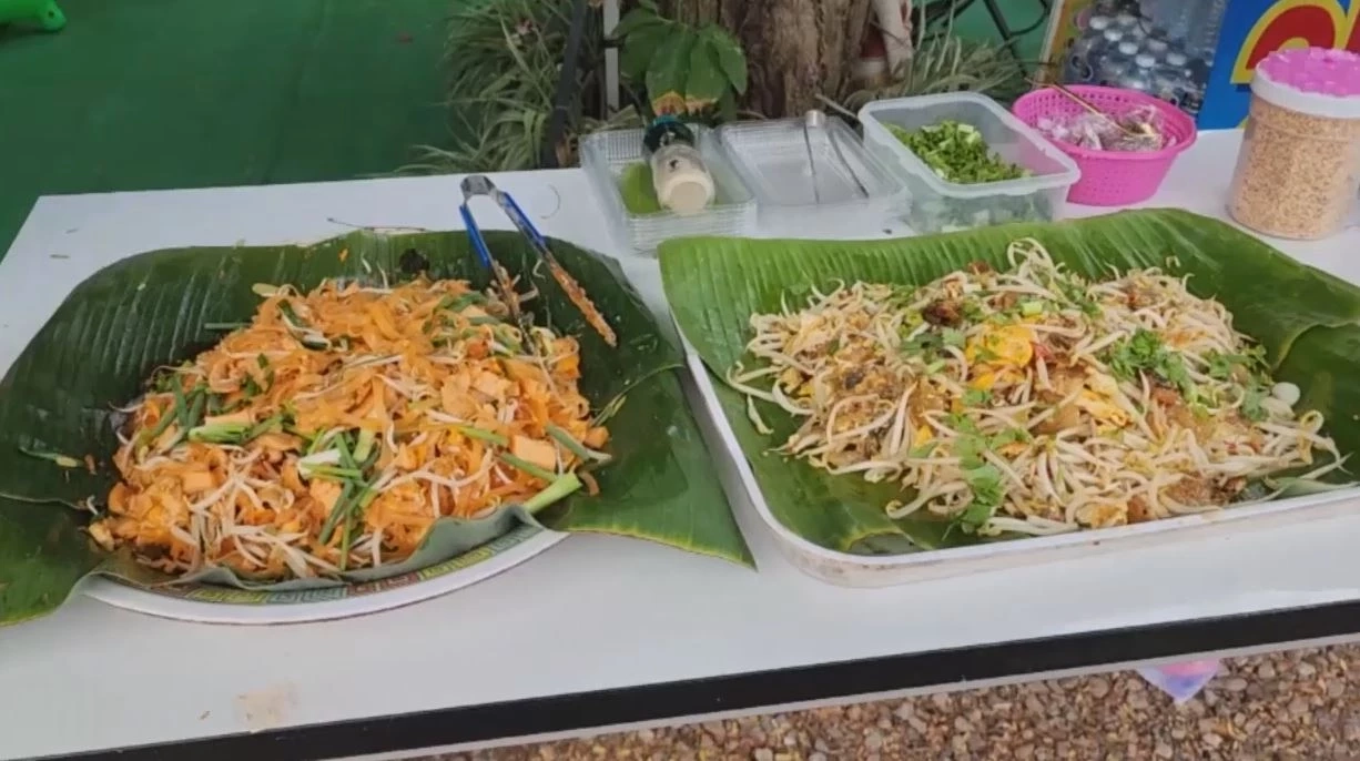 งบน้อย อร่อยได้ หอยทอด-ผัดไทย กล่องละ 10 บาท พิกัด สมุทรสงคราม