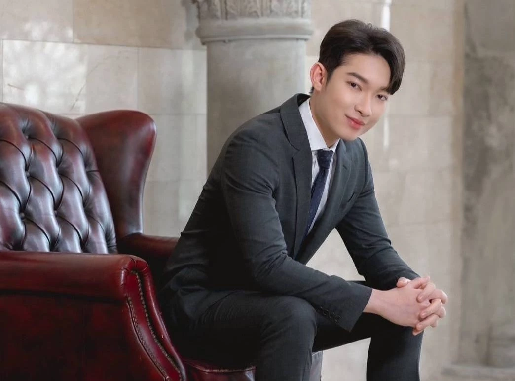 คุณพชรกฤษฏิ์ ชื่นชม ประธานเจ้าหน้าที่บริหาร บริษัท พชรกฤษฏิ์ พร็อพเพอร์ตี้ จำกัด ผู้เชี่ยวชาญทางด้านการเงิน และการลงทุน 