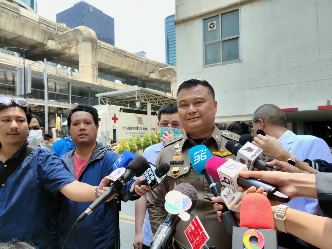 ขบวน "ด.ต.ปิยนันท์" ถึง รพ.ตำรวจ ซีทีสแกนเจอเลือดคั่งในสมอง เตรียมผ่าตัดรอบสอง