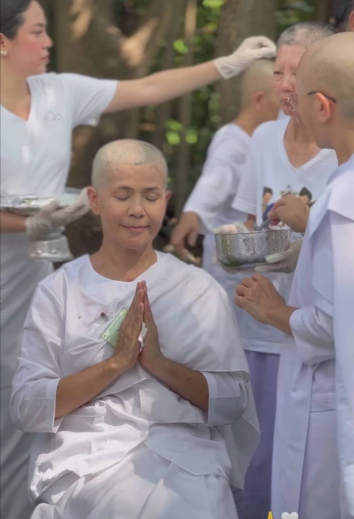 ร่วมอนุโมทนาบุญ ผู้จัดละคร นก จริยา ปลงผมบวชชี