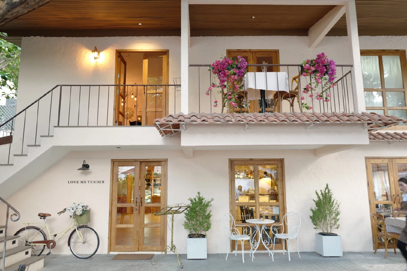 ชวนมาดินเนอร์ในสวนสไตล์โพรวองซ์กลิ่นอายฝรั่งเศสที่ร้าน "LoveMeTender"