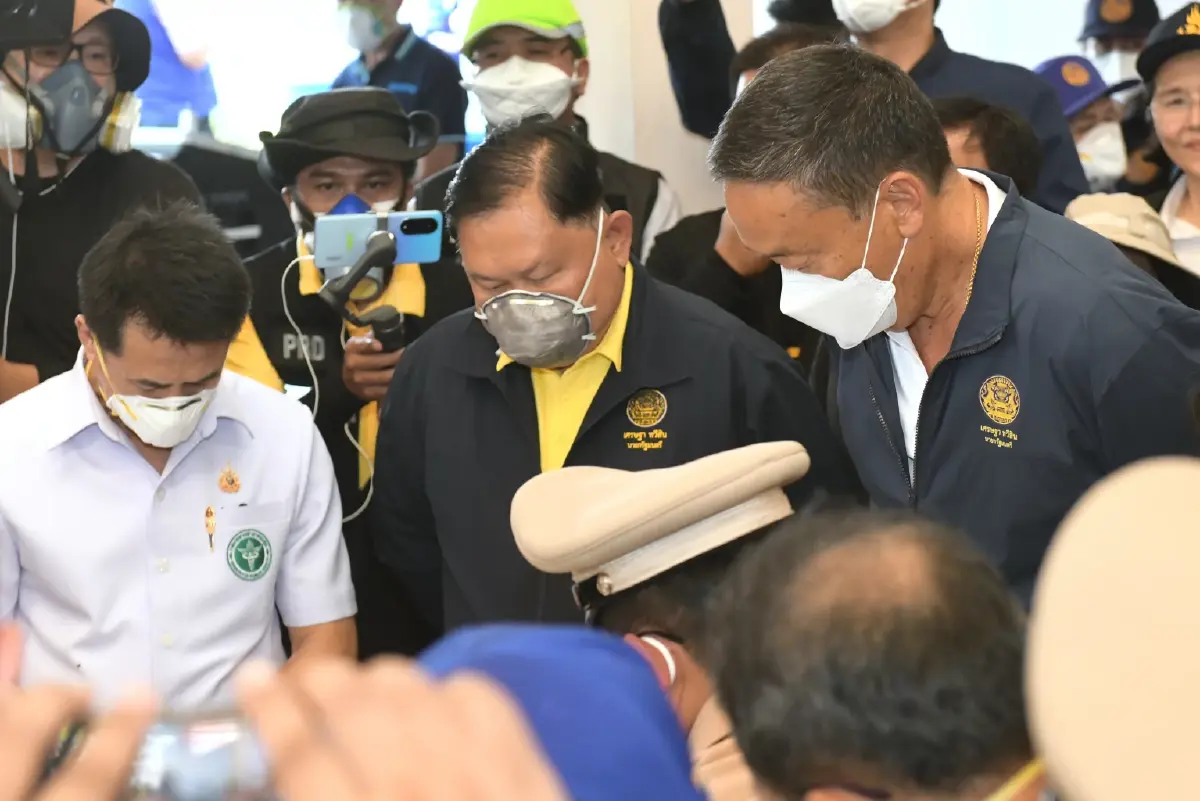 "นายกฯ" ลงพื้นที่ตรวจโรงงานไฟไหม้สารเคมี จ.ระยอง ชาวบ้านชูป้าย เอาขยะพิษออกไป