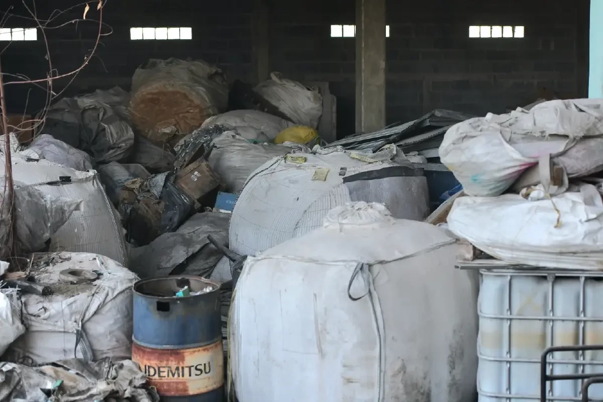 สรุปเหตุไฟไหม้โรงงานเก็บกากสารเคมี จ.ระยอง ผ่านมาเกือบอาทิตย์ เกิดอะไรขึ้นบ้าง?