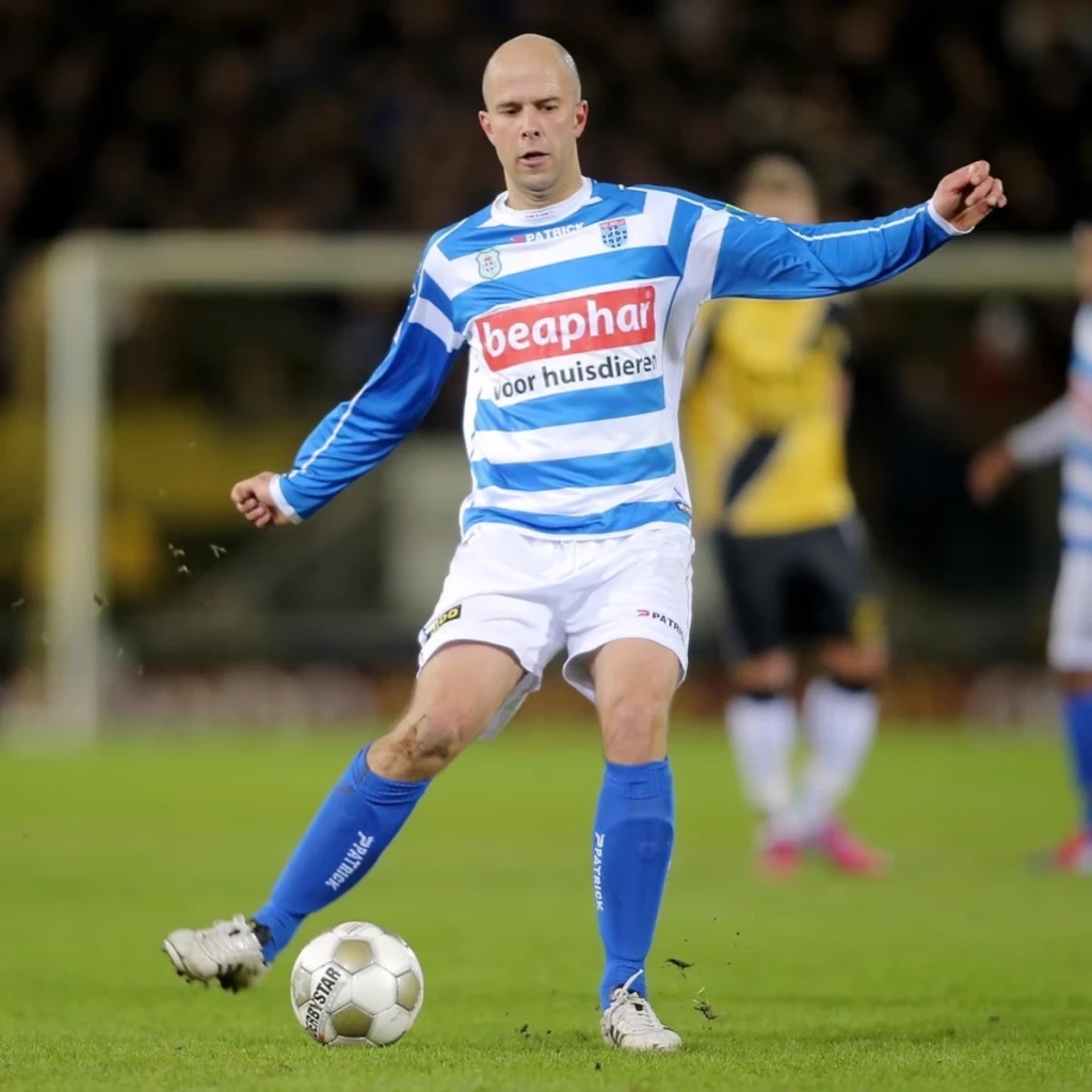 "อาร์เน่ สล็อต" คือใคร ทำไมบอร์ดหงส์แดงถึงต้องการตัว