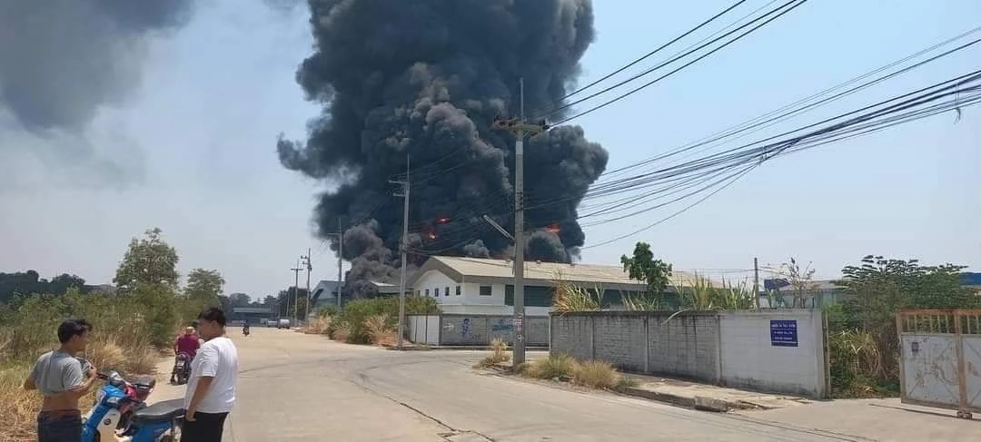 ไฟไหม้โรงงานเฟอร์นิเจอร์ พื้นที่ อ.บางไทร อยุธยา ควันดำลอยเต็มท้องฟ้า
