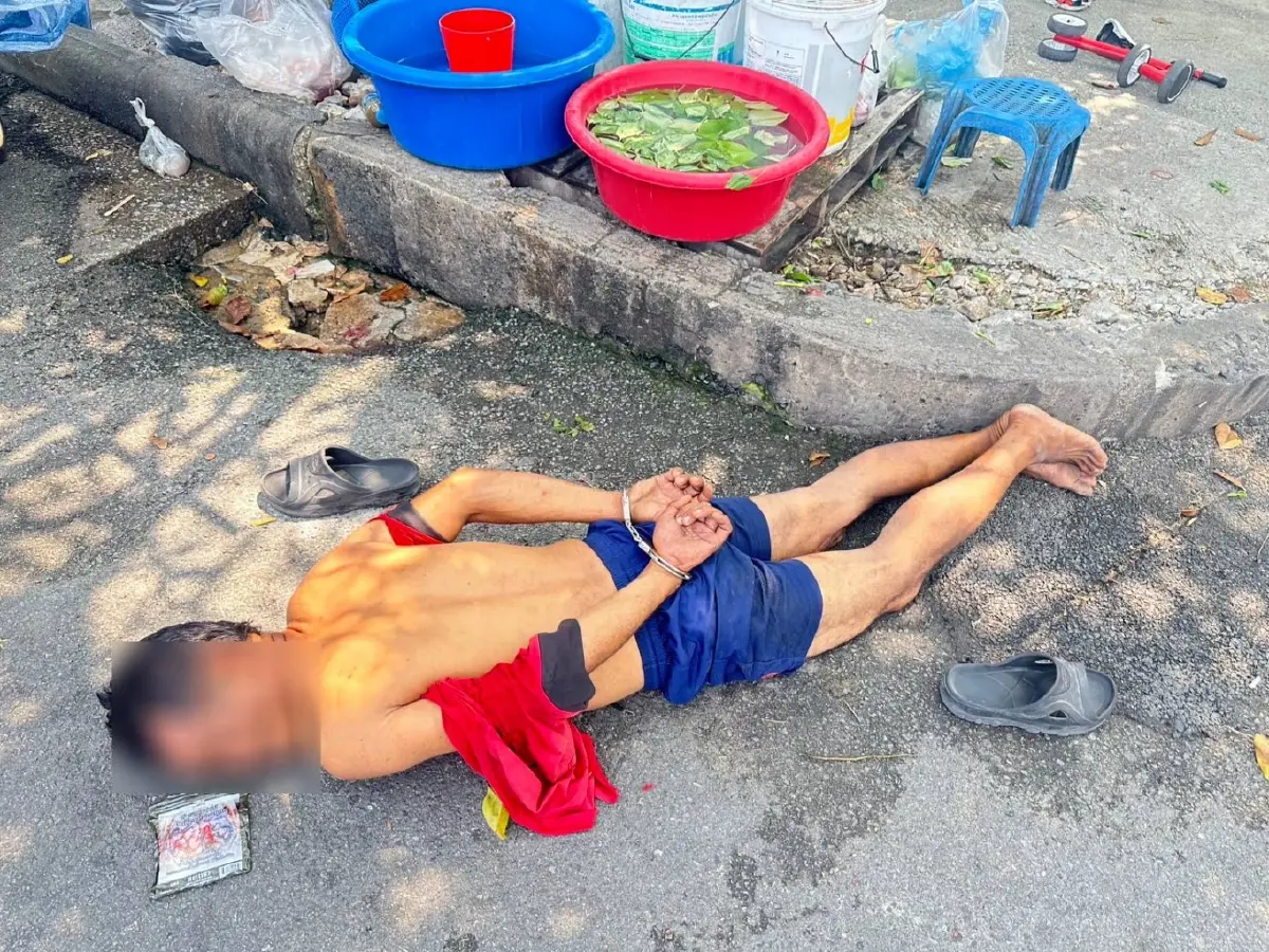 ตำรวจเข้าห้ามชายคลั่งจะทุบรถ เจอปังตอฟันหัวเจ็บสาหัส ฮึดสู้จับคนร้ายไว้ได้