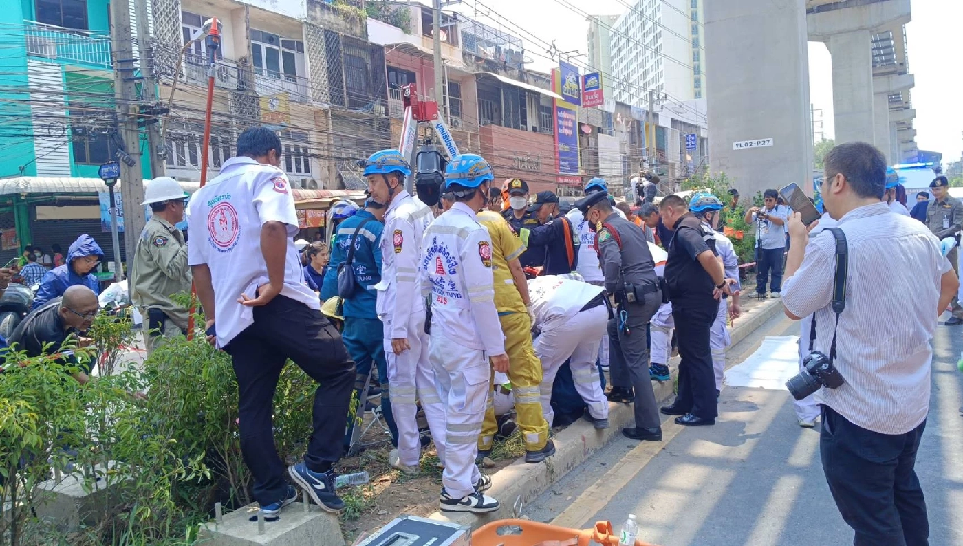 ไร้ปาฏิหาริย์! ชายพลัดตกท่อร้อยสายไฟ เกาะกลางถนนลาดพร้าว เสียชีวิตแล้ว