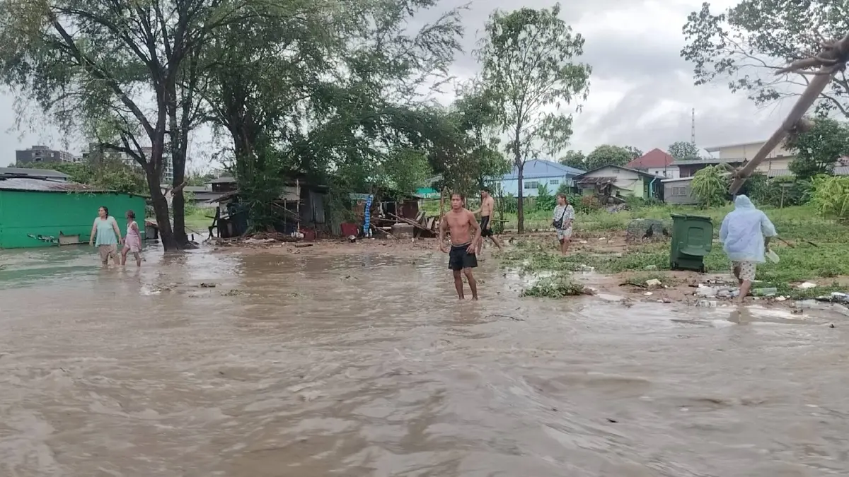 ฝนถล่มศรีราชา น้ำท่วมรอการระบายหลายจุด เจ้าหน้าที่รุดช่วยเหลือ