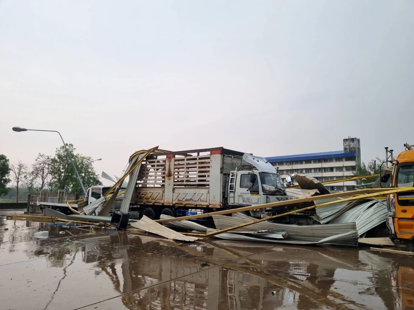 อุตรดิตถ์อ่วม! พายุฤดูร้อนพัดถล่ม สร้างความเสียหายเป็นบริเวณกว้าง