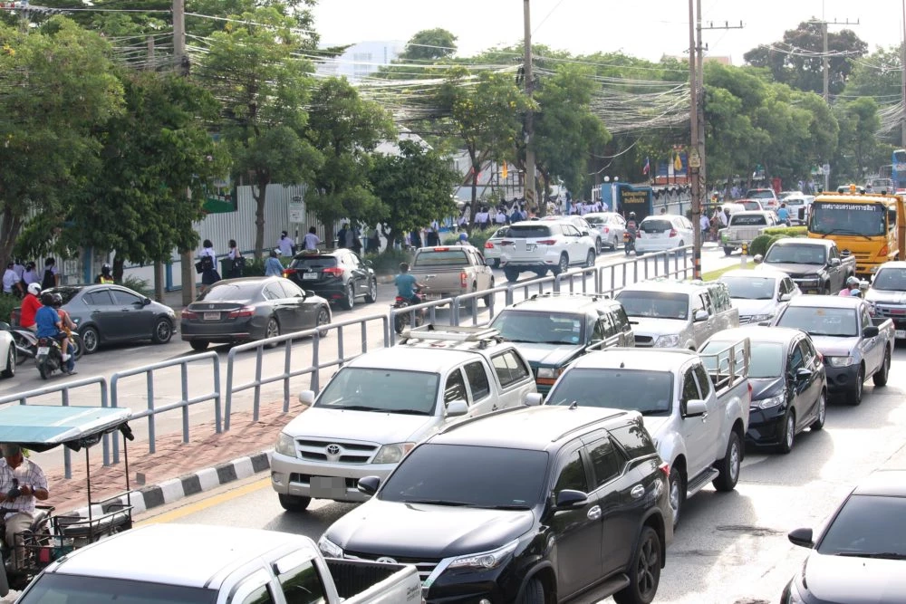 "บิ๊กต่าย"ขู่เด้ง ตร.ไม่แก้ปัญหารถติดช่วงเปิดเทอม เตรียมลุยสุ่มตรวจเอง