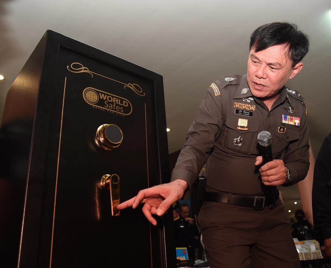 พล.ต.ท.เรวัช กลิ่นเกษร