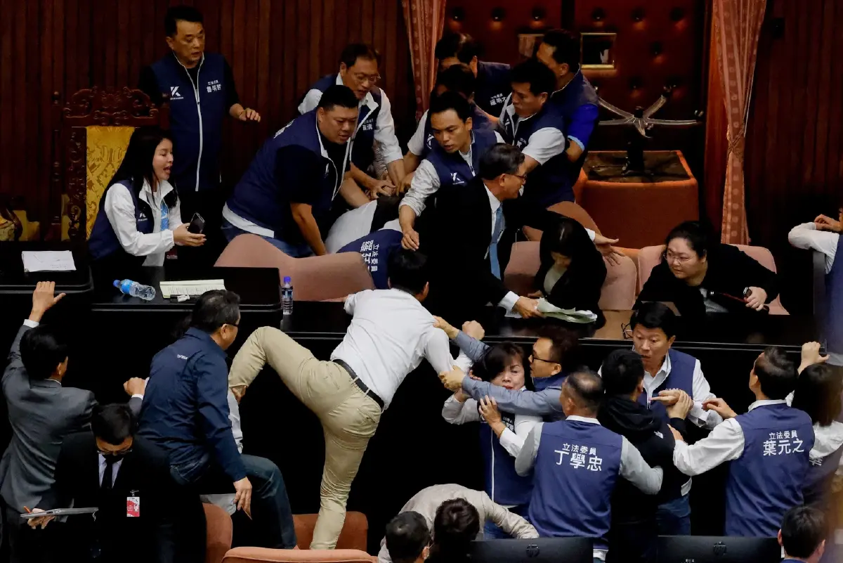 "สส.ไต้หวัน" ตีกันก่อนประธานาธิบดีรับตำแหน่ง
