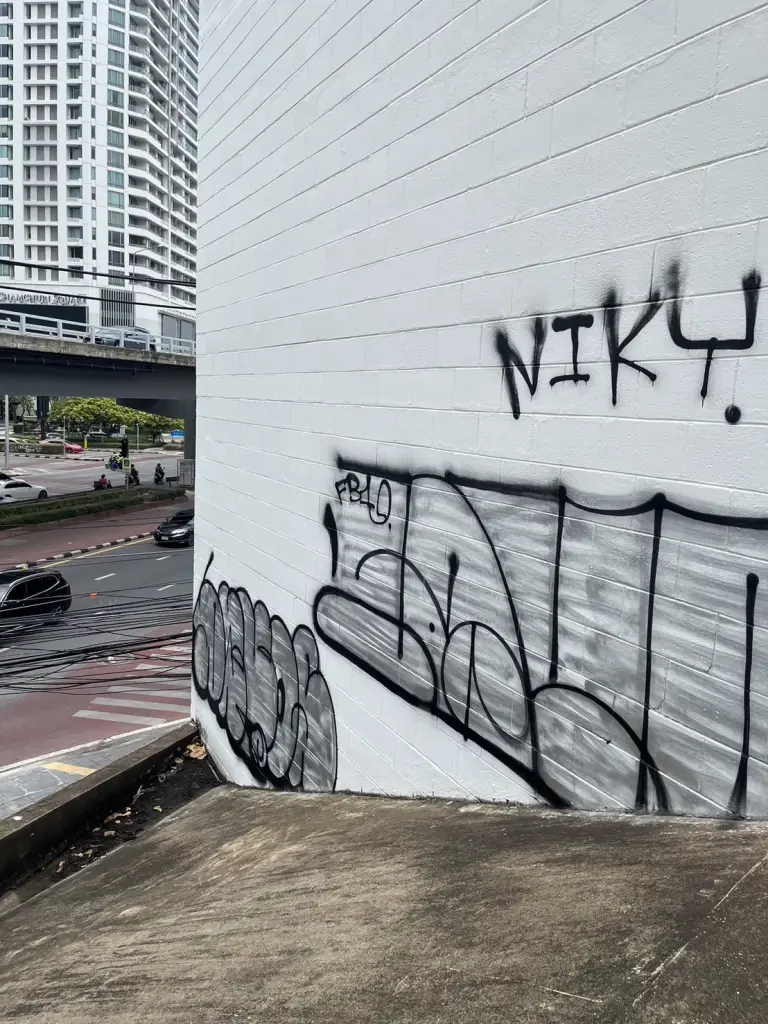 เปิดวงจรปิด 4 วัยรุ่น พ่นสีสเปรย์ "คริสตจักร" ภาพชัดปีนรั้วบุกรุกขึ้นดาดฟ้า