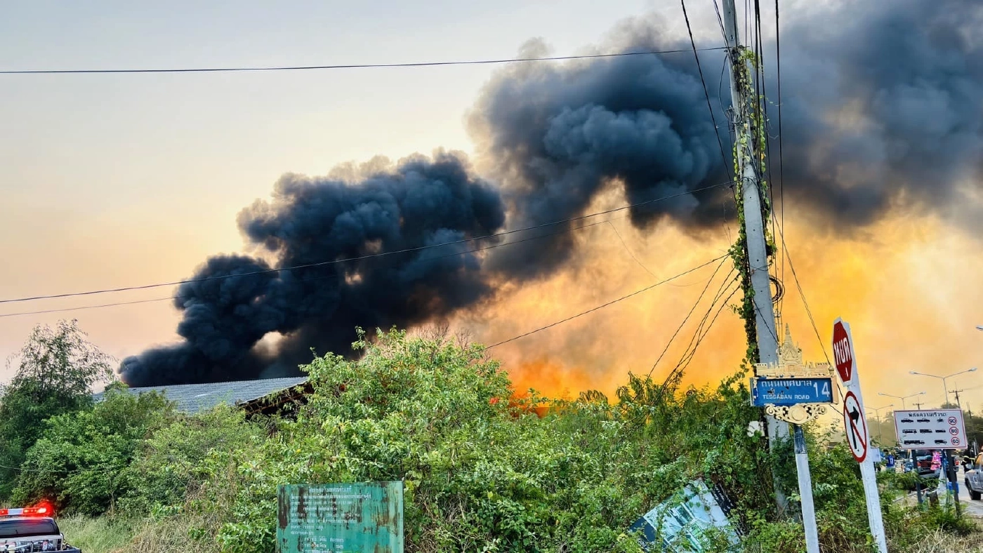 ปรับแผนดับไฟโกดังสารเคมี 4 พันตัน กรดกัดรุนแรง สั่งปิดโรงพยาบาลภาชีกลางดึก