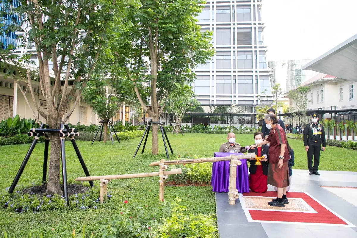 กรมสมเด็จพระเทพฯ เสด็จฯทรงบาตร เนื่องในโอกาสวันสถาปนา ร.พ. จุฬาลงกรณ์