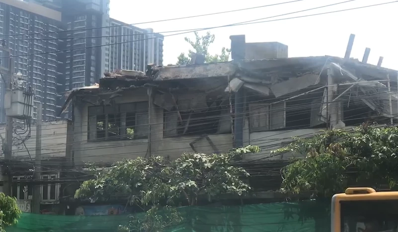 ระทึก! อาคารพาณิชย์ทรุดตัวลงบนถนนจรัญฯ ขณะกำลังรื้อถอน โชคดีไร้เจ็บ