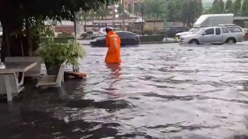 ฝนถล่มนนทบุรี 2 ชั่วโมง น้ำท่วมหลายจุด การจราจรติดขัด เจ้าหน้าที่เร่งระบายน้ำออก