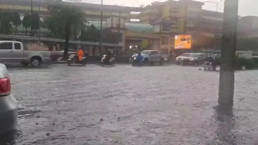 ฝนถล่มนนทบุรี 2 ชั่วโมง น้ำท่วมหลายจุด การจราจรติดขัด เจ้าหน้าที่เร่งระบายน้ำออก