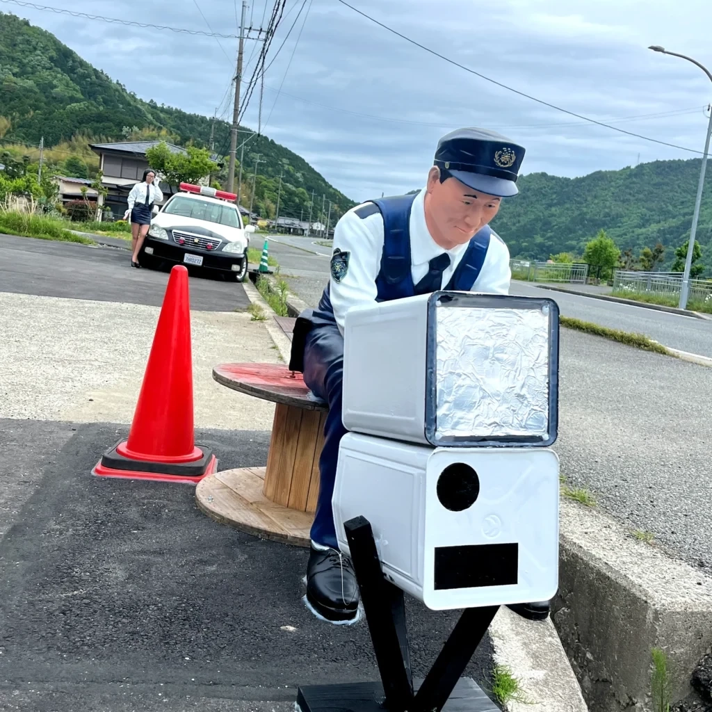 รูปปั้น "จ่าเฉยญี่ปุ่น" เหมือนคนจนน่าตกใจ