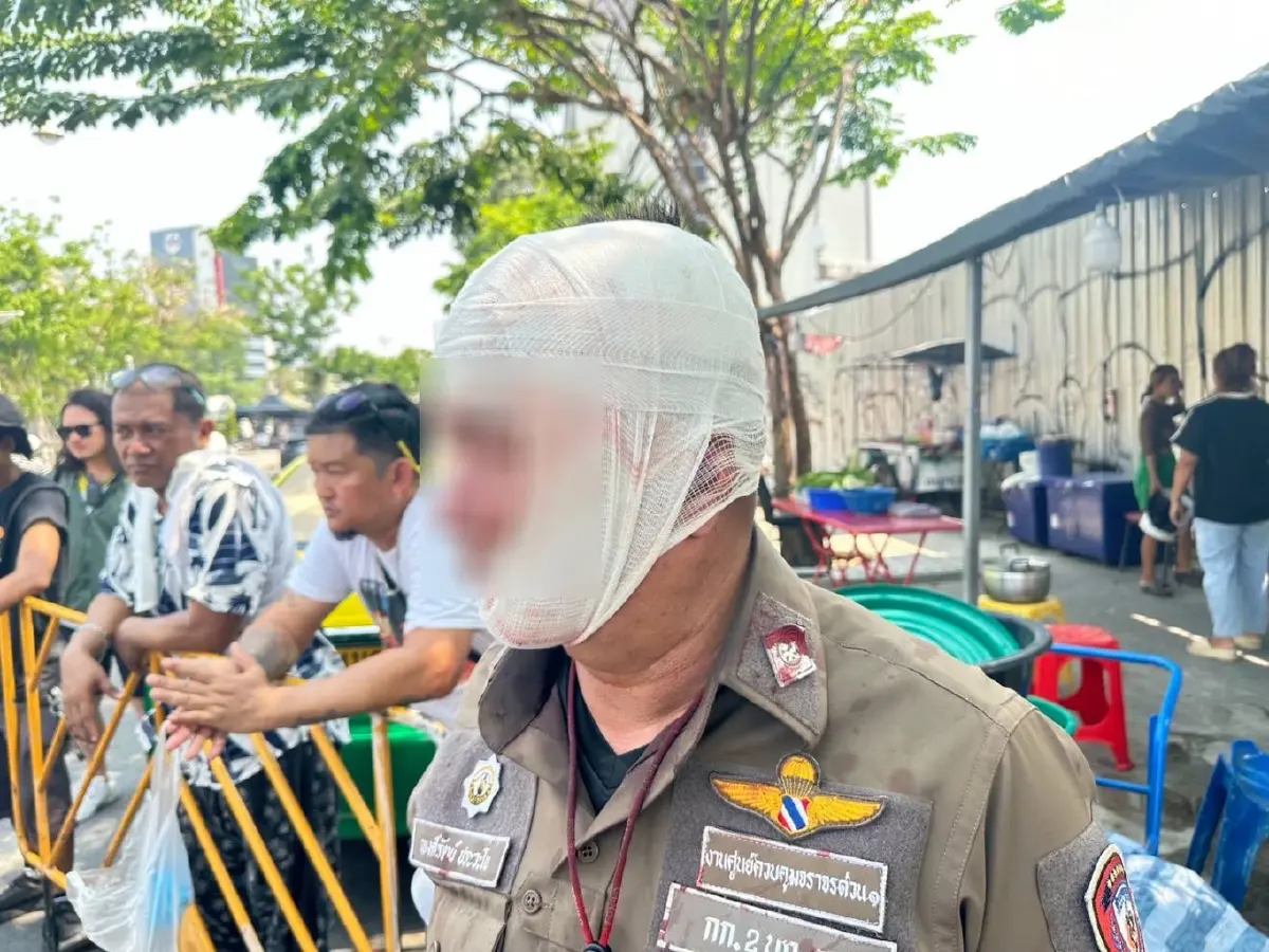 ตำรวจเข้าห้ามชายคลั่งจะทุบรถ เจอปังตอฟันหัวเจ็บสาหัส ฮึดสู้จับคนร้ายไว้ได้