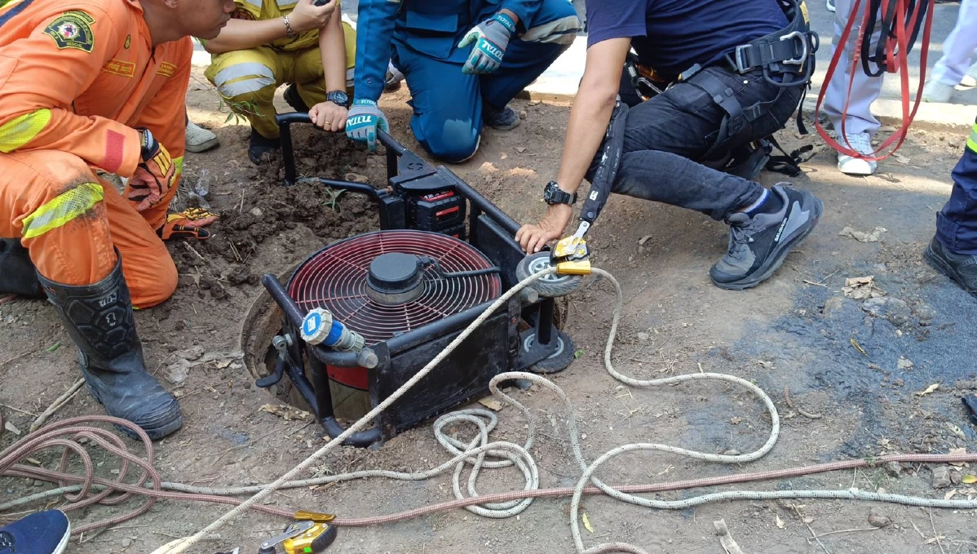 ไร้ปาฏิหาริย์! ชายพลัดตกท่อร้อยสายไฟ เกาะกลางถนนลาดพร้าว เสียชีวิตแล้ว