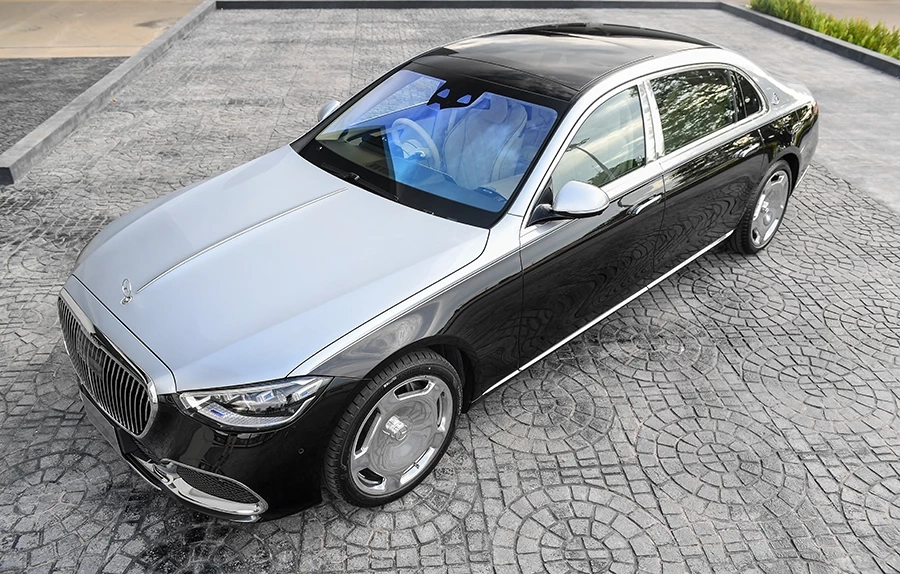 ช๊อกแทน "น้องออนิว" เสยท้ายเบนซ์ "S580e Maybach" สีทูโทน มูลค่า 11.2 ล้าน