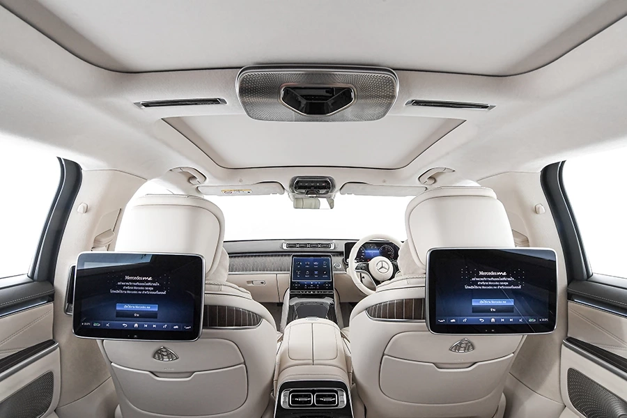 ช๊อกแทน "น้องออนิว" เสยท้ายเบนซ์ "S580e Maybach" สีทูโทน มูลค่า 11.2 ล้าน