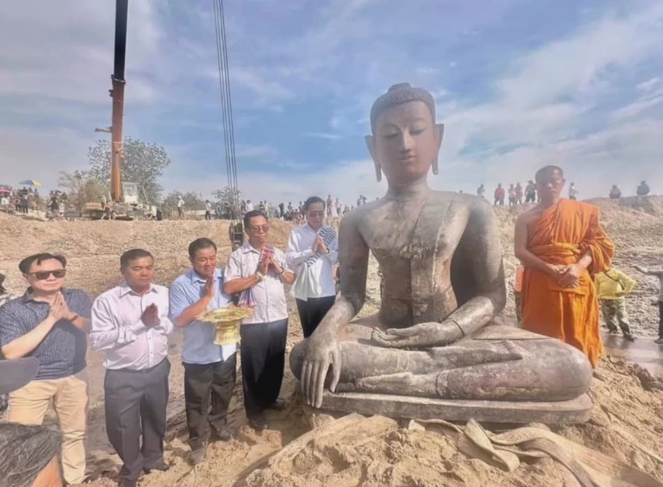 พระพุทธรูปองค์ใหญ่ถูกขุดพบฝั่งลาว สันนิษฐานเป็นศิลปะช่างฝาง