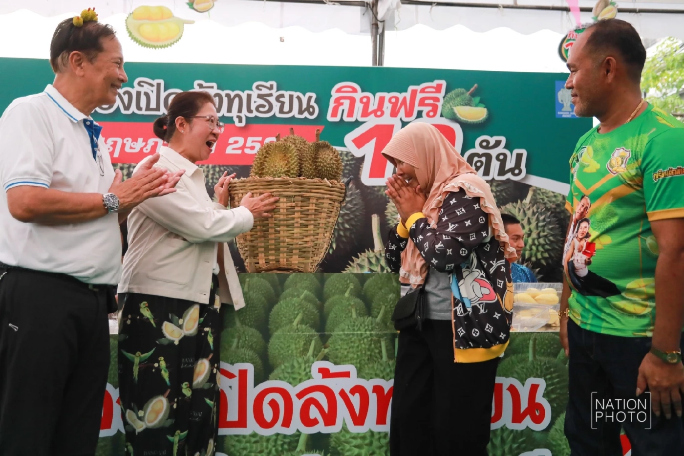 ประชาชนแห่รับทุเรียนฟรี 10 ตัน ฉลองเปิดล้งใหม่ที่นนทบุรี