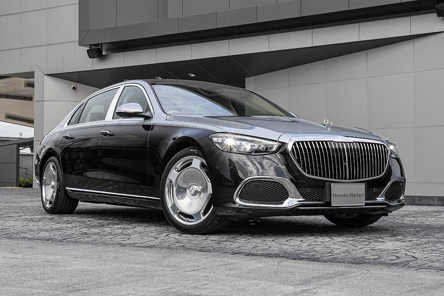ช๊อกแทน "น้องออนิว" เสยท้ายเบนซ์ "S580e Maybach" สีทูโทน มูลค่า 11.2 ล้าน