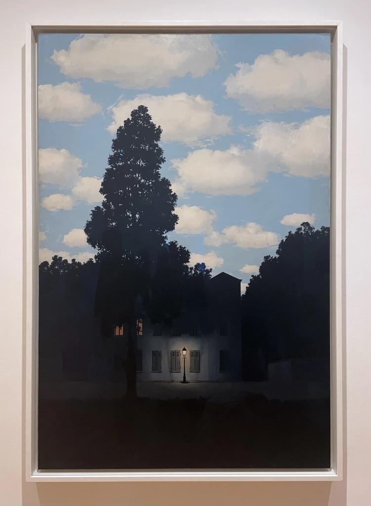 The Empire of Light (L Empire des lumieres) (1947-1965) โดย เรอเน มากริตต์, พิพิธภัณฑ์ Peggy Guggenheim Collection ถ่ายภาพโดย ภาณุ บุญพิพัฒนาพงศ์