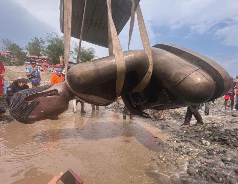 พระพุทธรูปองค์ใหญ่ถูกขุดพบฝั่งลาว สันนิษฐานเป็นศิลปะช่างฝาง