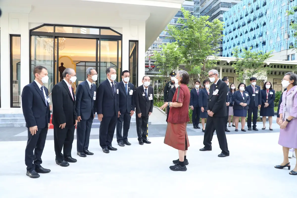 กรมสมเด็จพระเทพฯ เสด็จฯทรงบาตร เนื่องในโอกาสวันสถาปนา ร.พ. จุฬาลงกรณ์
