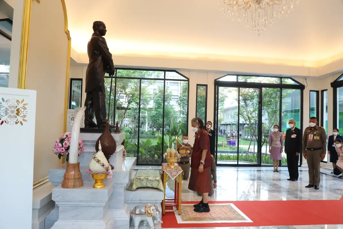 กรมสมเด็จพระเทพฯ เสด็จฯทรงบาตร เนื่องในโอกาสวันสถาปนา ร.พ. จุฬาลงกรณ์