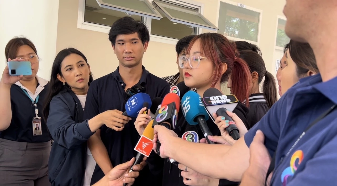 ใบปอ ทะลุวัง