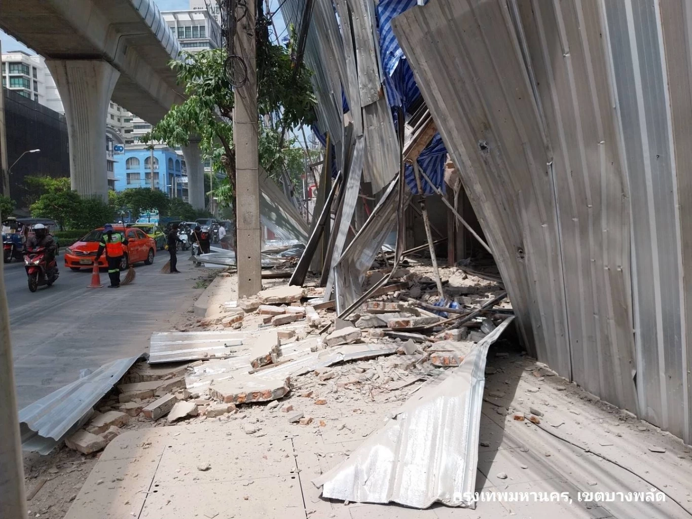 ระทึก! อาคารพาณิชย์ทรุดตัวลงบนถนนจรัญฯ ขณะกำลังรื้อถอน โชคดีไร้เจ็บ
