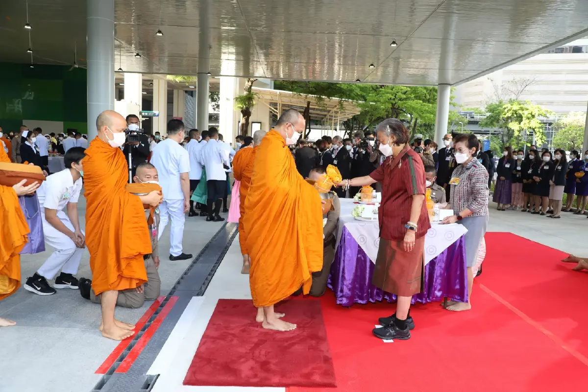 กรมสมเด็จพระเทพฯ เสด็จฯทรงบาตร เนื่องในโอกาสวันสถาปนา ร.พ. จุฬาลงกรณ์