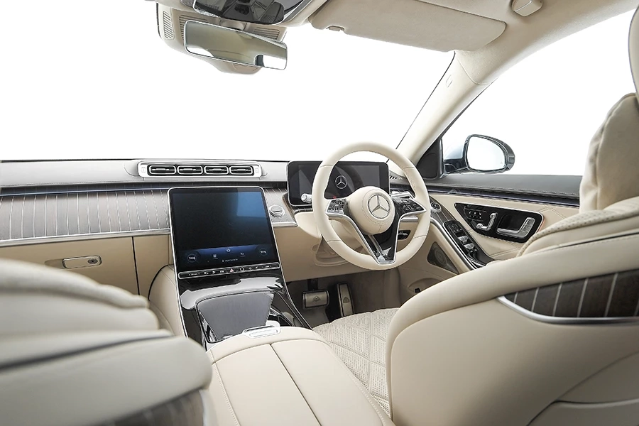 ช๊อกแทน "น้องออนิว" เสยท้ายเบนซ์ "S580e Maybach" สีทูโทน มูลค่า 11.2 ล้าน